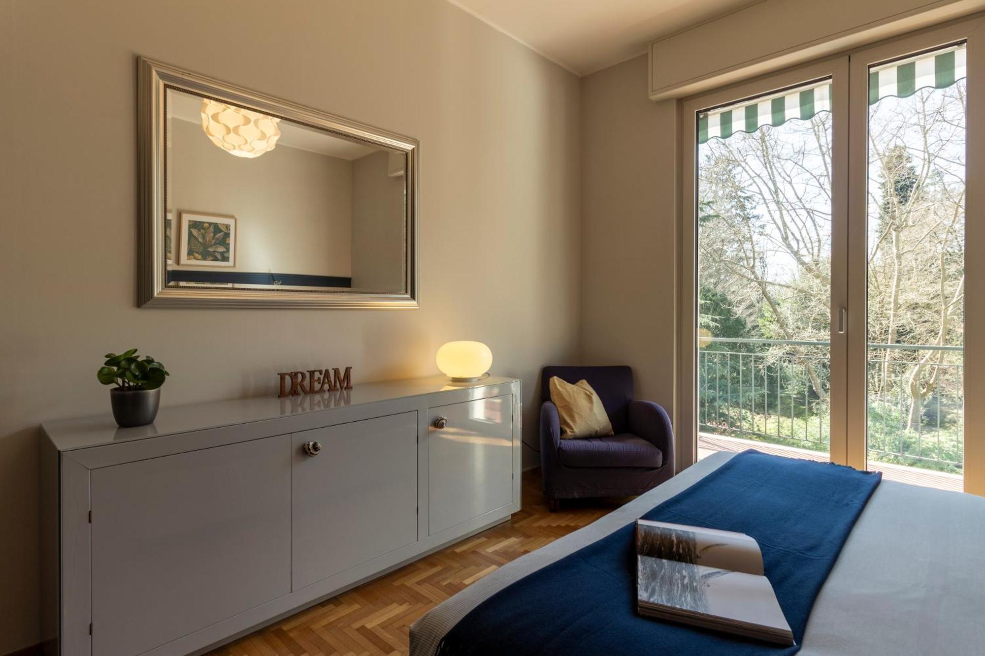 Cosy In The Park Apartment โกโม ภายนอก รูปภาพ